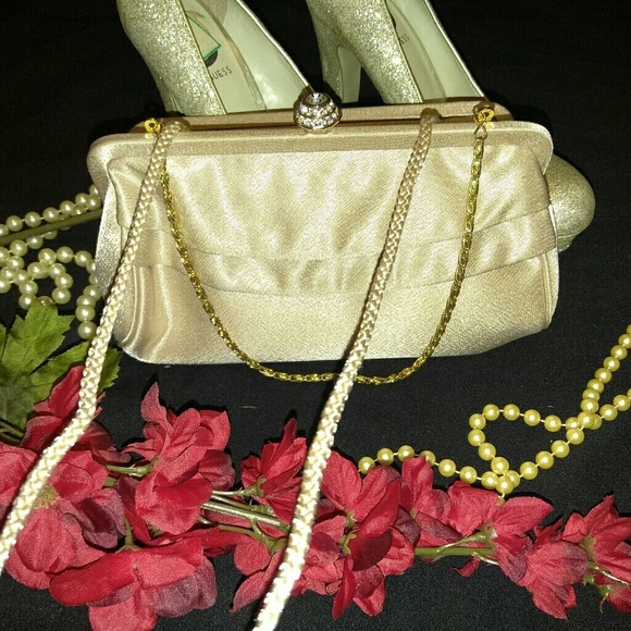 Cream colored satin clutch - Picture 1 of 3